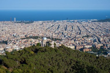 Barcelona şehir merkezini ön planda Fabra Gözlemevi ile görüntüleyin.