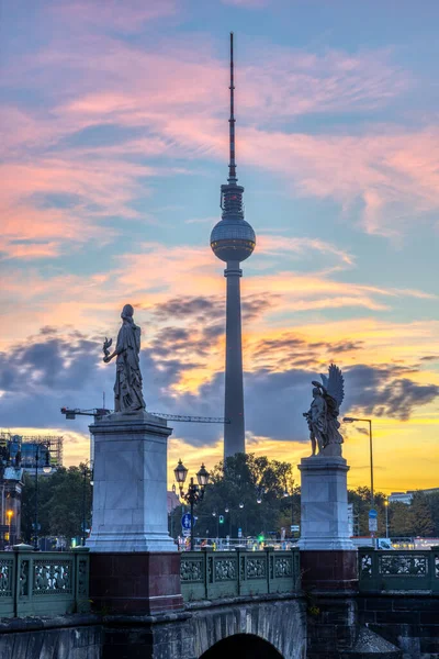 Güneş Doğarken Berlin Ünlü Kulesi — Stok fotoğraf