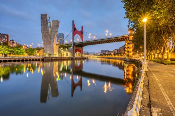 黎明时分毕尔巴鄂的Nervion河和La Salve桥 — 图库照片