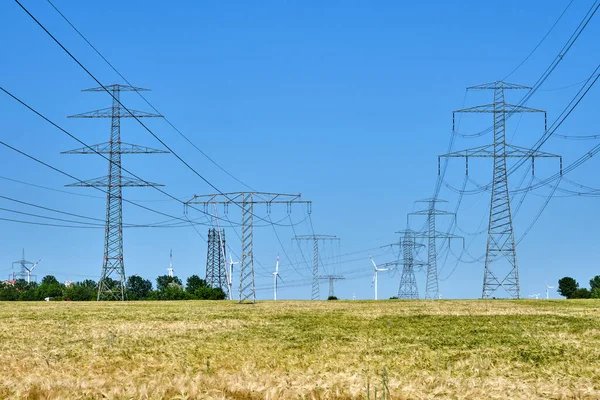Pylons Eletricidade Linhas Energia Com Turbinas Eólicas Parte Trás Alemanha — Fotografia de Stock