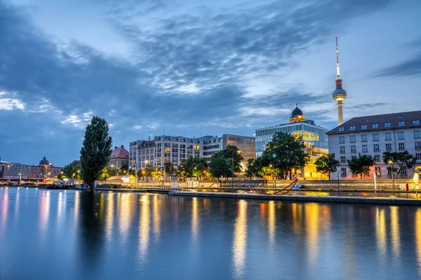 Řeka Spréva Centru Berlína Slavnou Televizní Věží Soumraku — Stock fotografie