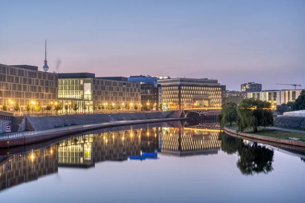 Modernos Edificios Oficinas Río Spree Berlín Amanecer Con Famosa Torre —  Fotos de Stock