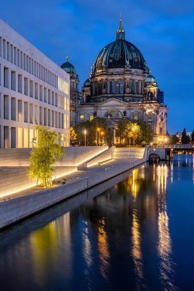 Берлинская Католика Современная Задняя Часть Городского Дворца Ночью — стоковое фото
