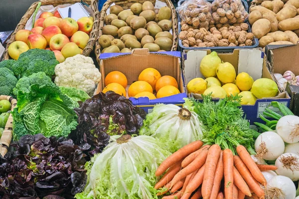 野菜や果物の市場での販売のため — ストック写真