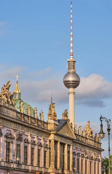 Berlin Deki Alman Tarihi Müzesi Nin Arkasında Televizyon Kulesi Var — Stok fotoğraf