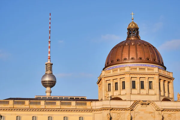 Kupole Přestavěného Berlínského Paláce Slavné Televizní Věže Těsně Před Západem — Stock fotografie