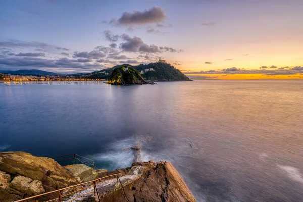 Bukten San Sebastian Spanien Med Monte Igueldo Vid Solnedgången — Stockfoto