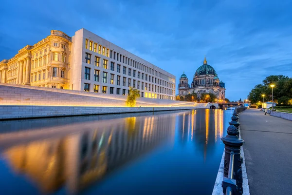 Berlins Katedral Floden Spree Och Den Moderna Baksidan City Palace — Stockfoto