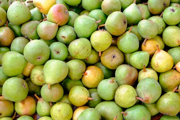 Gröna päron till salu — Stockfoto