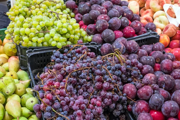 Виноград и сливы — стоковое фото
