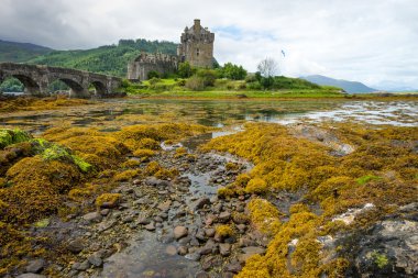 Bir yağmurlu günde Eilean donan Kalesi