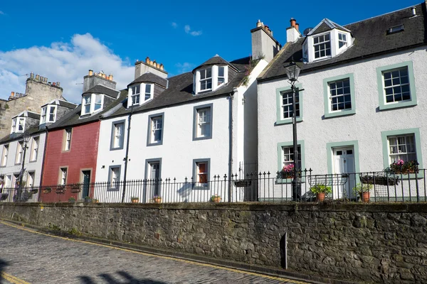 Typische huizen in south queensferry — Stockfoto