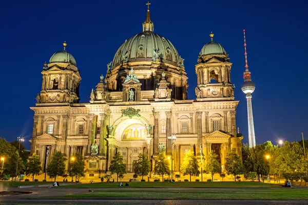 Berliner Dom e Torre de TV à noite — Fotografia de Stock