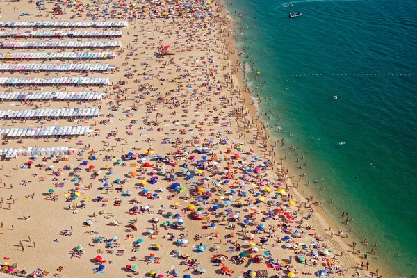 Praia muito lotada em Portugal — Fotografia de Stock