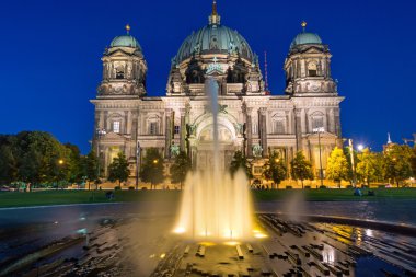 Berlin dom ve bir çeşme