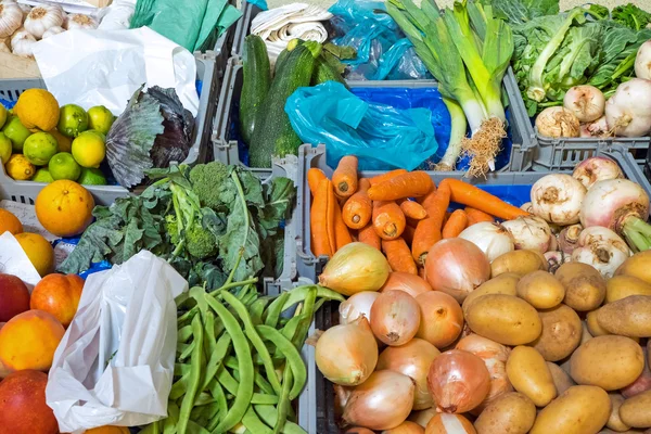 Verdure colorate in un mercato — Foto Stock