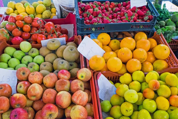 Farbenfrohe Früchte auf einem Markt — Stockfoto