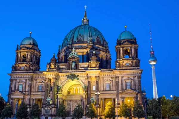 Dom och TV-tornet i berlin på natten — Stockfoto