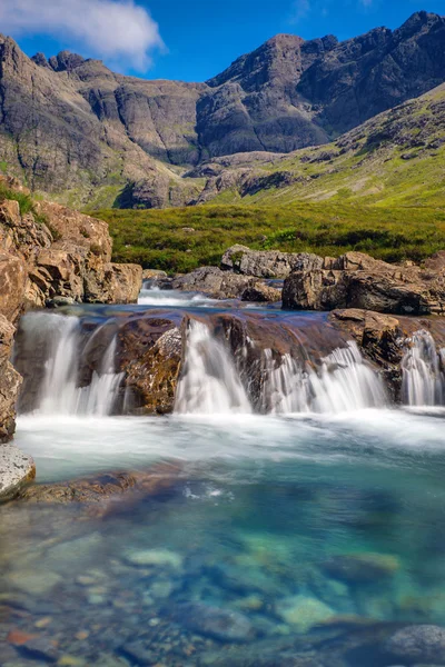 Gyönyörű tündér medence, skye szigetén — Stock Fotó