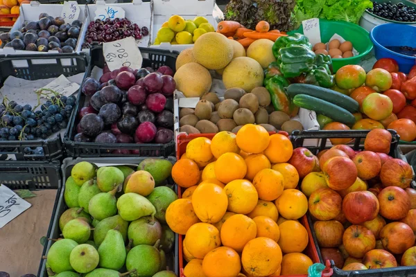 Различные фрукты на рынке — стоковое фото
