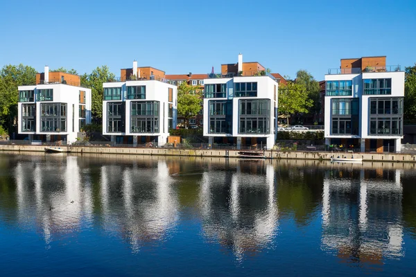 Vier nieuwe huizen langs de waterkant — Stockfoto