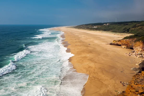 Het strand ten noorden van Nazare — Stockfoto