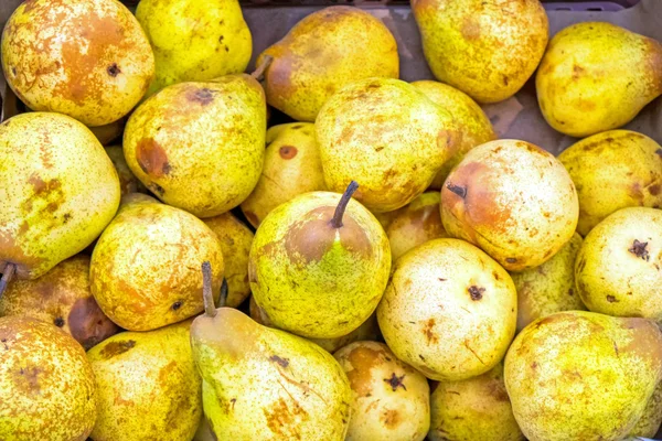 Κίτρινο ώριμα αχλάδια σε μια αγορά — Φωτογραφία Αρχείου