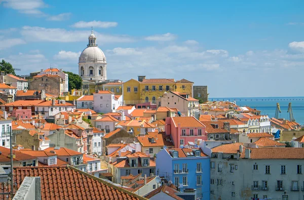 The old Alfama district in Lisbon — Stock Photo, Image