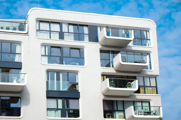 Fachada de edifício moderno branco — Fotografia de Stock