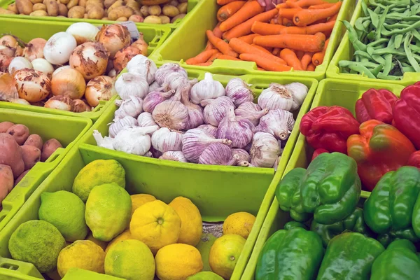 Kolorowe warzywa na targu — Zdjęcie stockowe