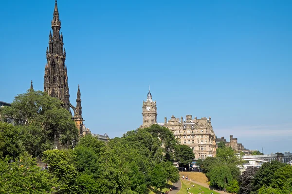Scott Monument and old building — Stock Photo, Image