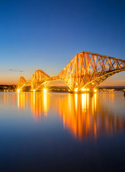 Le Forth Railbridge rouge la nuit — Photo