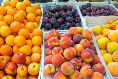 Bir pazarda olgunlaşmış meyve