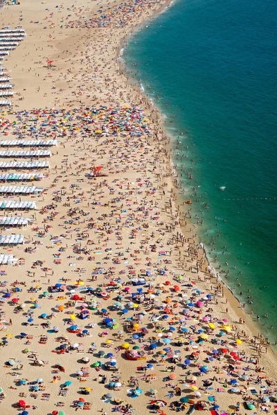 Muita gente na praia. — Fotografia de Stock