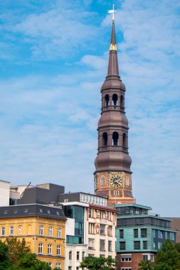 Kilise ve Hamburg evleri