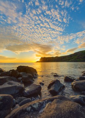 Isle of Skye üzerinde şaşırtıcı günbatımı