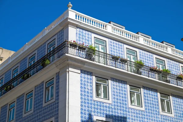 Typical historic building in Lisbon — Stock Photo, Image