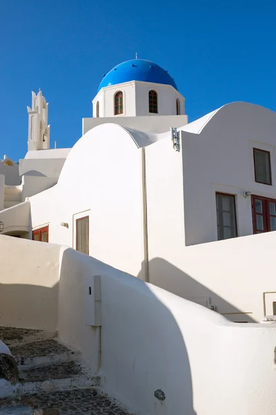 Hermosa iglesia blanca en Oia — Foto de Stock