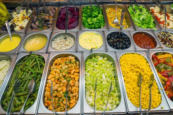 Bonito buffet de ensaladas en un restaurante —  Fotos de Stock