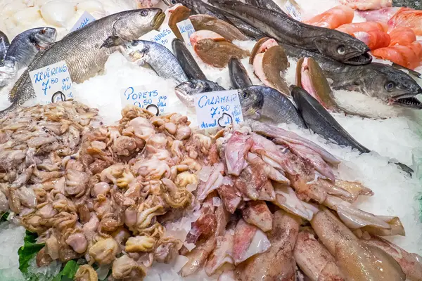 Balık ve deniz ürünleri bir Pazar — Stok fotoğraf