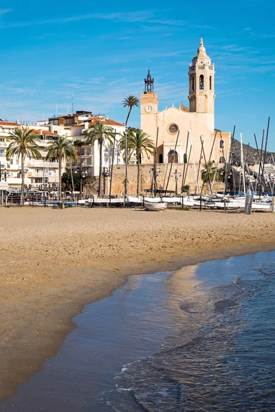 Playa e iglesia en Sitges — Foto de Stock