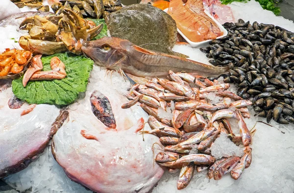 ताजा मछली और समुद्री भोजन — स्टॉक फ़ोटो, इमेज