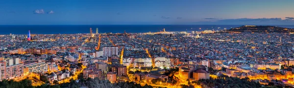 Panorama van Barcelona bij dageraad — Stockfoto