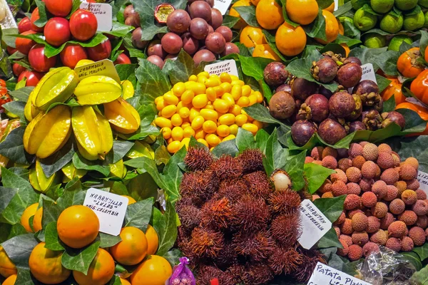 Exotic fruits at the Boqueria — Stock Photo, Image