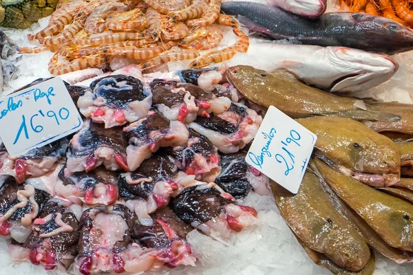 新鮮な魚や市場で魚介類 — ストック写真