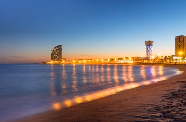Gün batımı sırasında Barcelona'da Beach