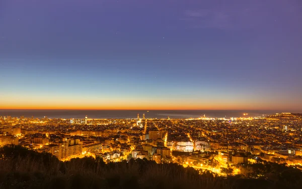 Panorama över Barcelona före soluppgången — Stockfoto