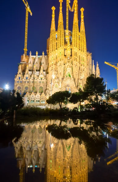A Sagrada Família iluminada à noite — Fotografia de Stock