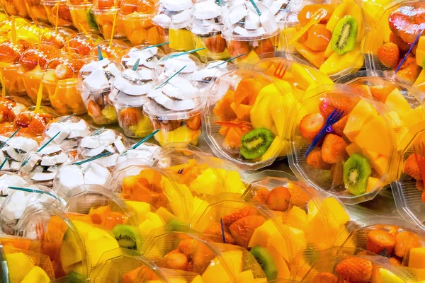 Diferentes ensaladas de frutas en venta — Foto de Stock