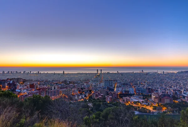 Panorama di Barcellona prima dell'alba — Foto Stock